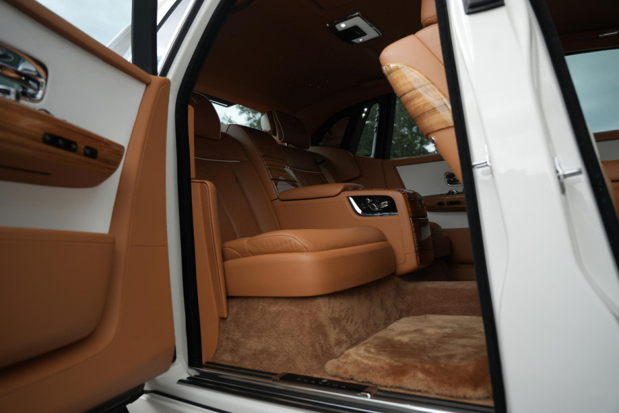 Rolls-Royce Phantom 6.7 V12 Starlight Headliner Rear Theatre Individual Rear Seats 22-Inch Polished Wheels