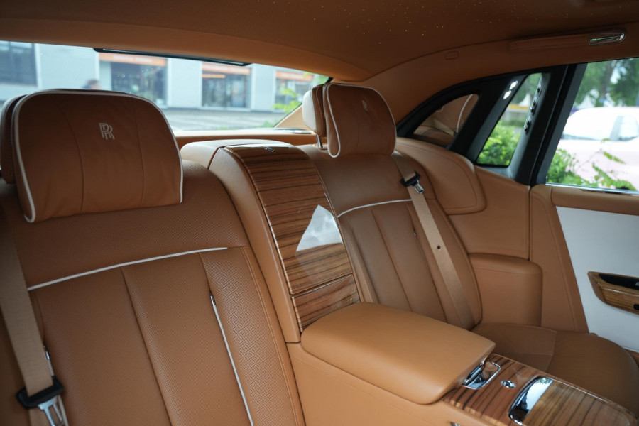 Rolls-Royce Phantom 6.7 V12 Starlight Headliner Rear Theatre Individual Rear Seats 22-Inch Polished Wheels