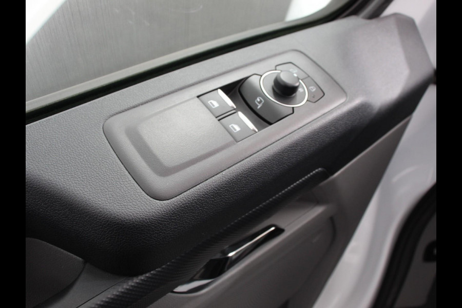 Ford E-Transit Custom 340 L2H1 Limited 65 kWh 8 persoons Adaptieve cruise control Airco Lichtmetalen Velgen Extra getint glas Camera Navigatie Apple Carplay/ Android Auto