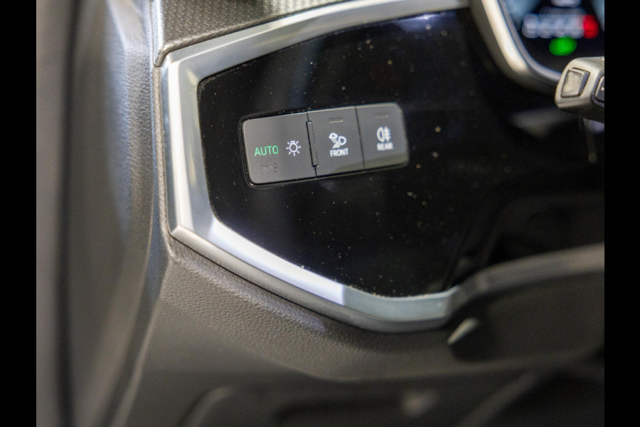 Audi Q3 Sportback 45 TFSI e S-Line Edition SOH 92% / 245pk / NAP / Achteruitrij camera / Trekhaak / Dodehoek herkenning /
