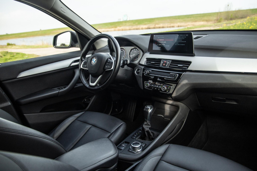 BMW X1 xDrive25e Executive BLACK LINE / CAMERA / CARPLAY / HEAD UP DISPLAY / LEDER / LED / CRUISE CONTROLE / STOELVERWARMING