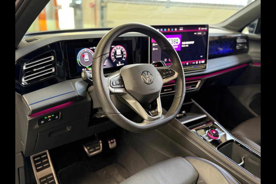 Volkswagen Tiguan 1.5 eHybrid R-Line, Panoramadak, HUD, Massage Stoelen, Trekhaak, 360 Camera