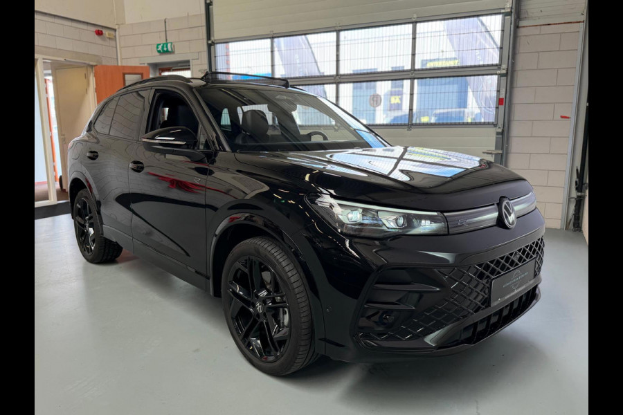 Volkswagen Tiguan 1.5 eHybrid R-Line, Panoramadak, HUD, Massage Stoelen, Trekhaak, 360 Camera