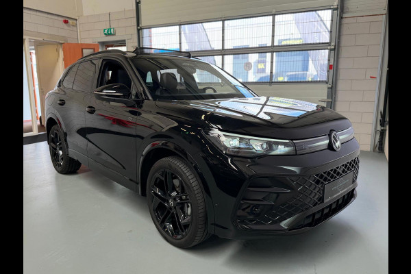 Volkswagen Tiguan 1.5 eHybrid R-Line, Panoramadak, HUD, Massage Stoelen, Trekhaak, 360 Camera