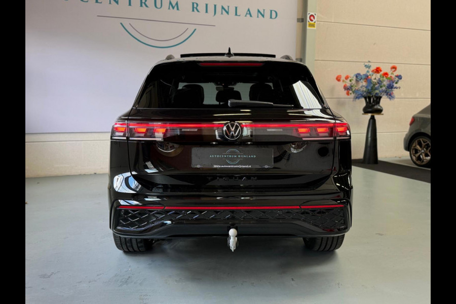 Volkswagen Tiguan 1.5 eHybrid R-Line, Panoramadak, HUD, Massage Stoelen, Trekhaak, 360 Camera