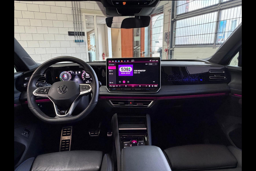 Volkswagen Tiguan 1.5 eHybrid R-Line, Panoramadak, HUD, Massage Stoelen, Trekhaak, 360 Camera