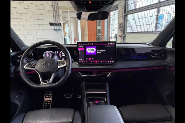 Volkswagen Tiguan 1.5 eHybrid R-Line, Panoramadak, HUD, Massage Stoelen, Trekhaak, 360 Camera