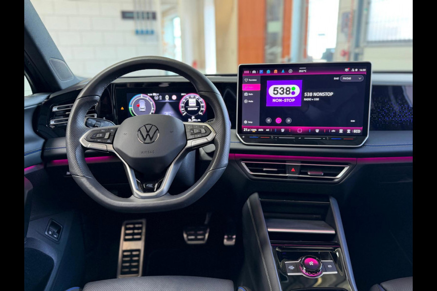 Volkswagen Tiguan 1.5 eHybrid R-Line, Panoramadak, HUD, Massage Stoelen, Trekhaak, 360 Camera