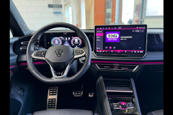 Volkswagen Tiguan 1.5 eHybrid R-Line, Panoramadak, HUD, Massage Stoelen, Trekhaak, 360 Camera