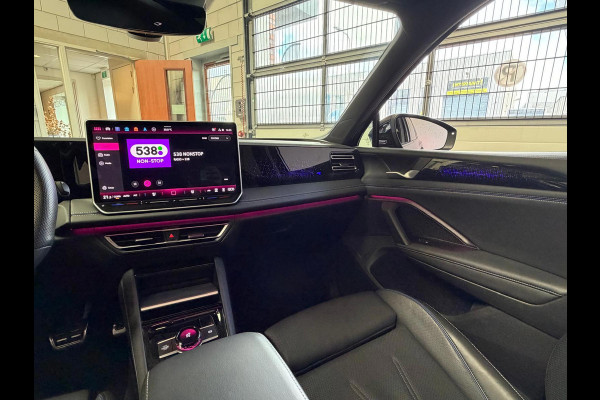 Volkswagen Tiguan 1.5 eHybrid R-Line, Panoramadak, HUD, Massage Stoelen, Trekhaak, 360 Camera