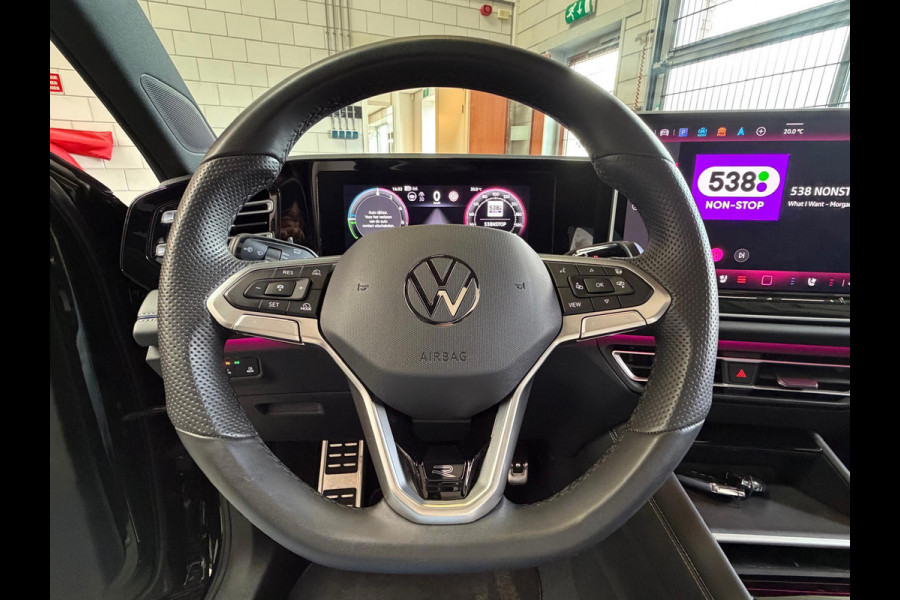 Volkswagen Tiguan 1.5 eHybrid R-Line, Panoramadak, HUD, Massage Stoelen, Trekhaak, 360 Camera