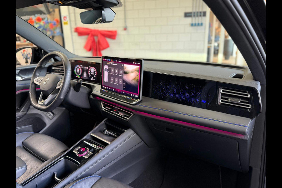 Volkswagen Tiguan 1.5 eHybrid R-Line, Panoramadak, HUD, Massage Stoelen, Trekhaak, 360 Camera
