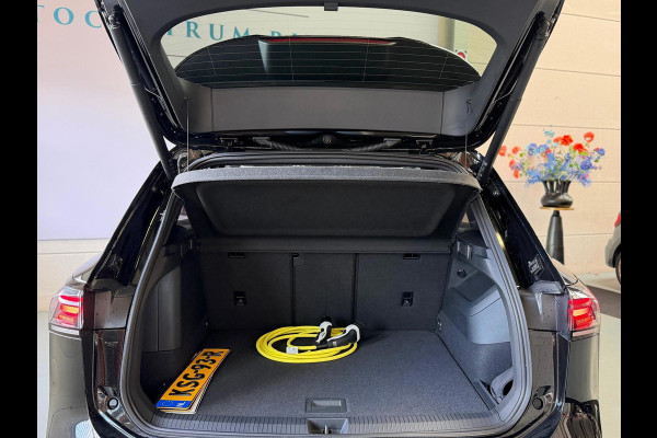 Volkswagen Tiguan 1.5 eHybrid R-Line, Panoramadak, HUD, Massage Stoelen, Trekhaak, 360 Camera