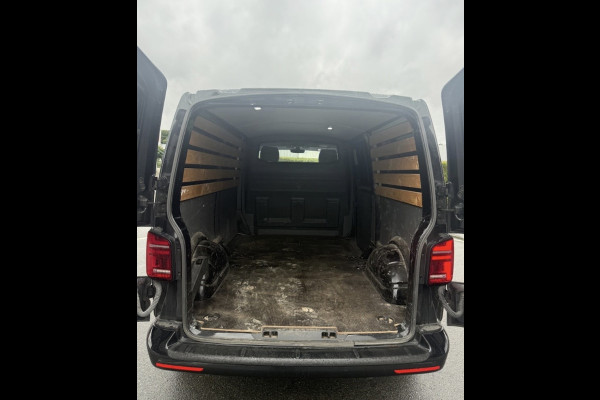 Volkswagen Transporter 2.0 TDI L2H1 28 Bulli Black Edition Virtual, Adaptieve Cruise, Camera, Carlay, LED, Stoelverwarming, Leder, 150pk, Automaat, Uniek!