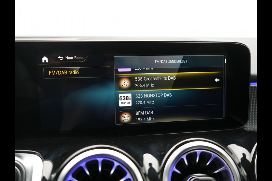 Mercedes-Benz EQB 300 4MATIC Progressive 7 Persoons 67 kWh 228pk Dealer O.H | SOH 96.1% | Cruise Control | MBUX Widescreen Navi | Camera | Sfeerverlichting | Virtual | DAB | 19"L.M |