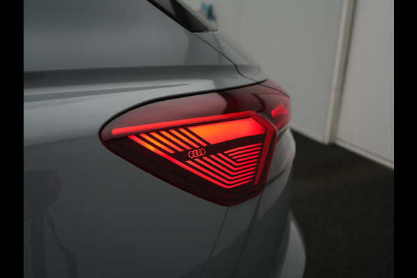 Audi Q4 e-tron 40 Advanced edition 77 kWh 204pk Dealer O.H | SOH 96.6% | Panodak | Adaptive Cruise | Matrix LED | Camera | Sportstoelen Verwarmd | Blis | Sfeerverlichting | Apple Carplay | DAB | Navigatie | 20"L.M