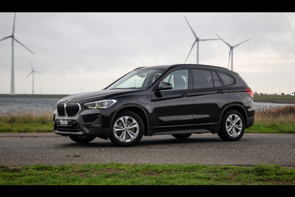BMW X1 xDrive25e Executive CAMERA / CARPLAY / HEAD UP DISPLAY / LEDER / LED / CRUISE CONTROLE / STOELVERWARMING