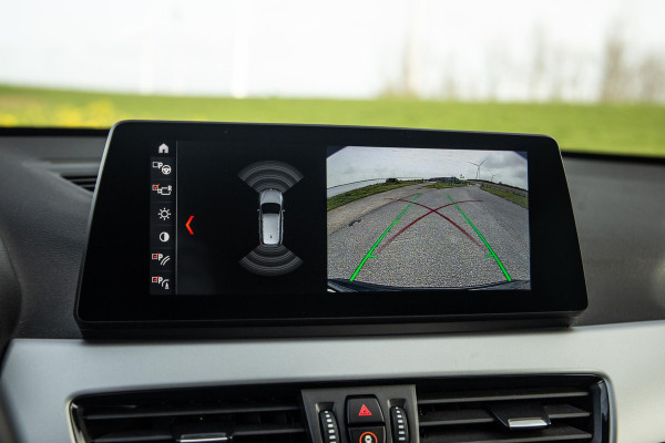 BMW X1 xDrive25e Executive CAMERA / CARPLAY / HEAD UP DISPLAY / LEDER / LED / CRUISE CONTROLE / STOELVERWARMING