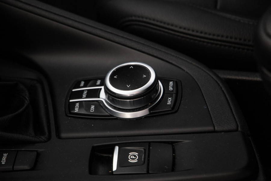 BMW X1 xDrive25e Executive CAMERA / CARPLAY / HEAD UP DISPLAY / LEDER / LED / CRUISE CONTROLE / STOELVERWARMING