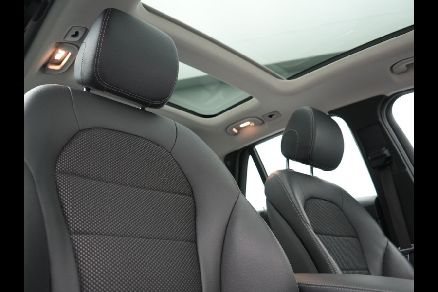 Mercedes-Benz GLC 300e 4MATIC PHEV 313pk Dealer O.H | Panodak | Sportstoelen Verwarmd | Sfeerverlichting | Cruise Control | Blis | Apple Carplay | Navigatie | 18"L.M | Plug In Hybrid