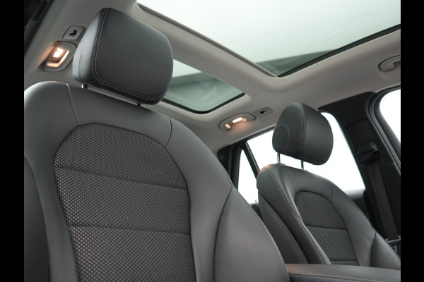 Mercedes-Benz GLC 300e 4MATIC PHEV 313pk Dealer O.H | Panodak | Sportstoelen Verwarmd | Sfeerverlichting | Cruise Control | Blis | Apple Carplay | Navigatie | 18"L.M | Plug In Hybrid