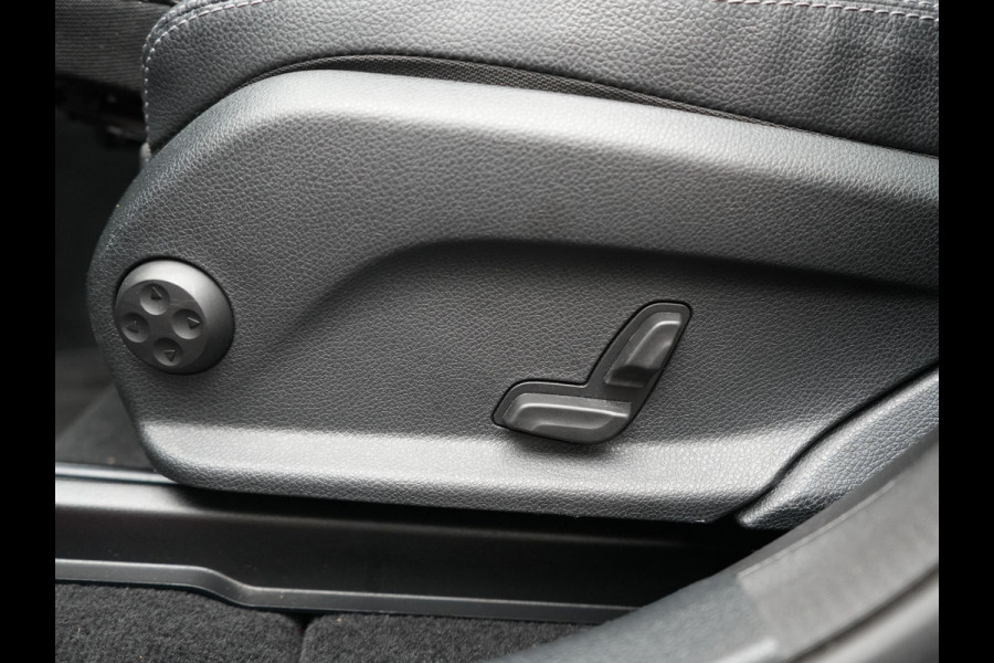 Mercedes-Benz GLC 300e 4MATIC PHEV 313pk Dealer O.H | Panodak | Sportstoelen Verwarmd | Sfeerverlichting | Cruise Control | Blis | Apple Carplay | Navigatie | 18"L.M | Plug In Hybrid