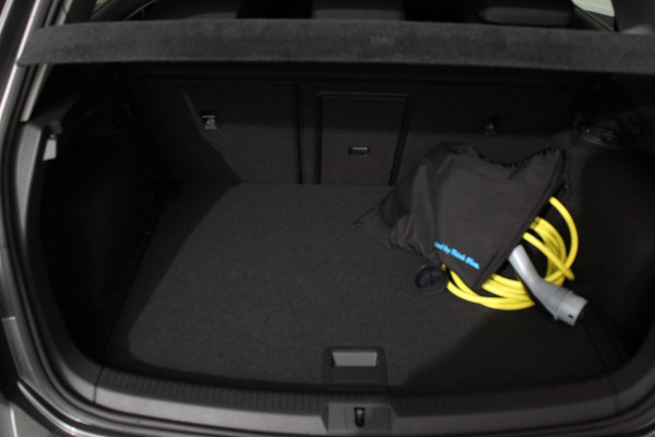 Volkswagen e-Golf Edition Automaat SOH 89% Navigatie Digitale Cockpit Bluetooth Cruise Control Lichtmetalen Velgen Camera Parkeer Sensoren