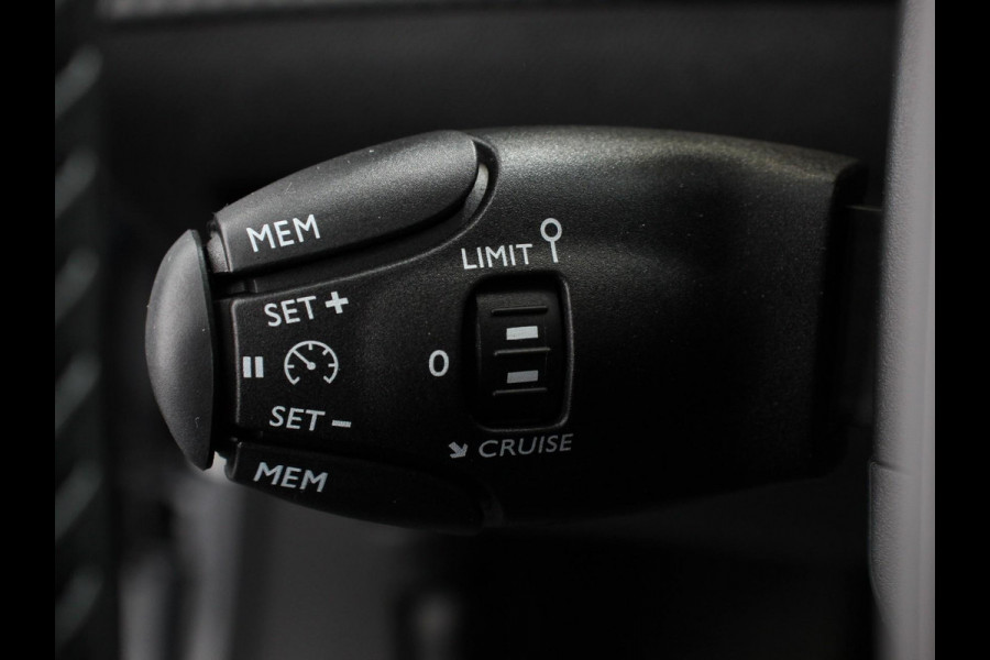 Peugeot 2008 1.2 Hybrid 145pk Automaat Allure Navigatie Apple Carplay/Android Auto Climate Control Dab Led Parkeer sensoren Cruise Control Stoelverwarming