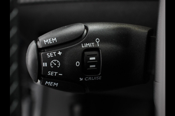 Peugeot 2008 1.2 Hybrid 145pk Automaat Allure Navigatie Apple Carplay/Android Auto Climate Control Dab Led Parkeer sensoren Cruise Control Stoelverwarming