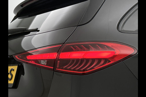 Mercedes-Benz C-Klasse Estate 300 e AMG Line | AMG-LIne In en exterieru | Sfeefverlichting | Stoe verwarming + Koeling | Trekhaak | Pano- Schuif kanteldak | Inclusief 24 maanden Mercedes-Benz Certified garantie voor Europa.