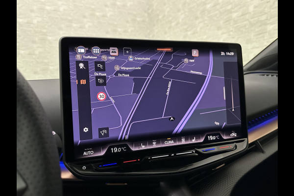 CUPRA Tavascan 286pk NIEUW & RUIM 3000,= VOORDEEL! | 77 kWh | Nieuw! | Winter-Pack | Warmtepomp | Verlengde Fabrieksgarantie | 7x Op Voorraad | 3-Zone Clima | Verwarmde Voorruit | Keyless-Entry | Sfeerverlichting | Stoelverwarming | Carplay | Stuurverwarming | Getint Glas | 19 inch | Lane-Assist | Camera | Draadloos Laden |