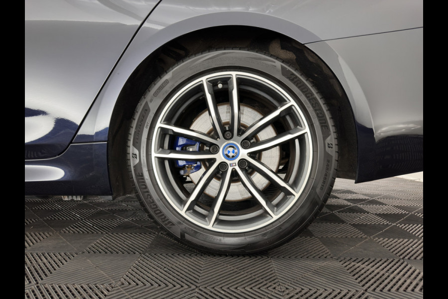 BMW 5 Serie Touring 530e M-Sportpack Business Edition Plus (Plug-in) {SoH-85%} (INCL-BTW) *LEATHER | LASER-LED | ADAPTIVE-CRUISE | BLINDSPOT | MEMORY-PACK | DIGI-COCKPIT | HIFI-SOUND | CAMERA | NAVI-FULLMAP | PRIVACY-GLASS | SHIFTPADDLES | AMBIENTLIGHT | HEAD-UP | 18"AL