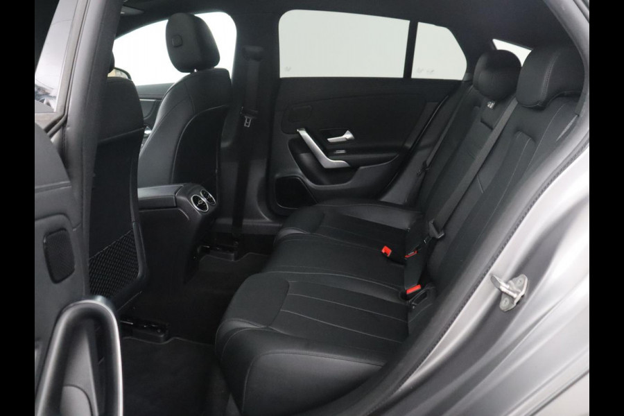 Mercedes-Benz CLA-Klasse Shooting Brake 200 Business Solution Luxury | Panoramadak | Adaptive cruise | Memory | Trekhaak | Stoelverwarming | Camera | Park assist | Sfeerverlichting | Carplay | Climate control