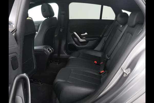 Mercedes-Benz CLA-Klasse Shooting Brake 200 Business Solution Luxury | Panoramadak | Adaptive cruise | Memory | Trekhaak | Stoelverwarming | Camera | Park assist | Sfeerverlichting | Carplay | Climate control