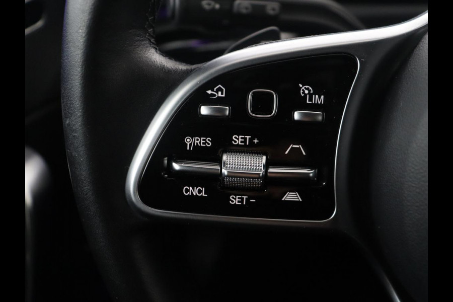 Mercedes-Benz CLA-Klasse Shooting Brake 200 Business Solution Luxury | Panoramadak | Adaptive cruise | Memory | Trekhaak | Stoelverwarming | Camera | Park assist | Sfeerverlichting | Carplay | Climate control