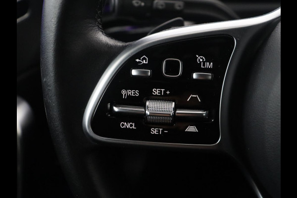 Mercedes-Benz CLA-Klasse Shooting Brake 200 Business Solution Luxury | Panoramadak | Adaptive cruise | Memory | Trekhaak | Stoelverwarming | Camera | Park assist | Sfeerverlichting | Carplay | Climate control