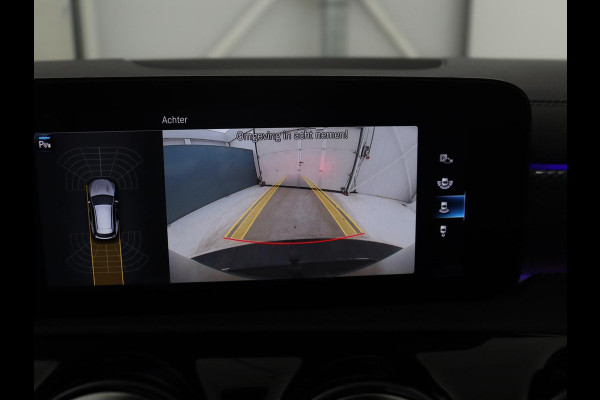 Mercedes-Benz CLA-Klasse Shooting Brake 200 Business Solution Luxury | Panoramadak | Adaptive cruise | Memory | Trekhaak | Stoelverwarming | Camera | Park assist | Sfeerverlichting | Carplay | Climate control