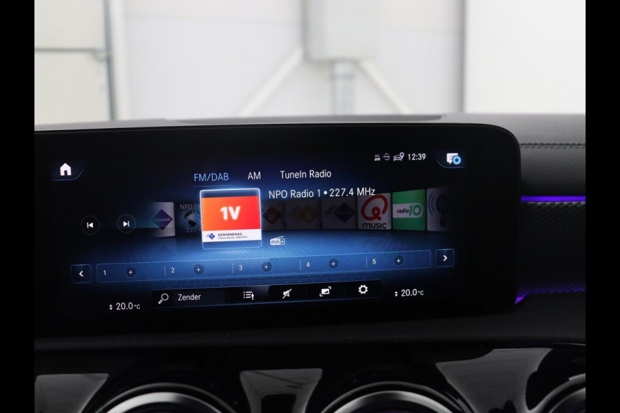 Mercedes-Benz CLA-Klasse Shooting Brake 200 Business Solution Luxury | Panoramadak | Adaptive cruise | Memory | Trekhaak | Stoelverwarming | Camera | Park assist | Sfeerverlichting | Carplay | Climate control