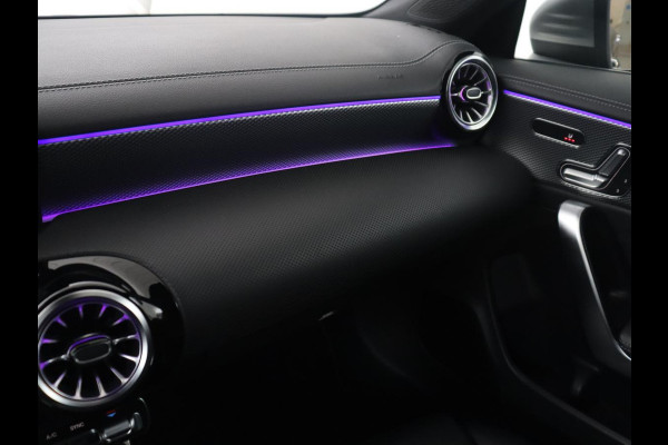 Mercedes-Benz CLA-Klasse Shooting Brake 200 Business Solution Luxury | Panoramadak | Adaptive cruise | Memory | Trekhaak | Stoelverwarming | Camera | Park assist | Sfeerverlichting | Carplay | Climate control