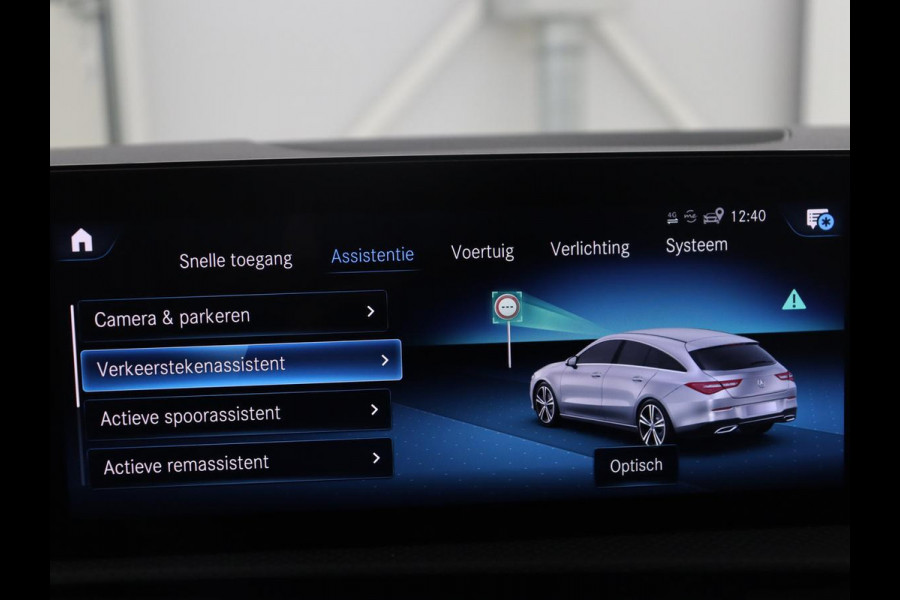 Mercedes-Benz CLA-Klasse Shooting Brake 200 Business Solution Luxury | Panoramadak | Adaptive cruise | Memory | Trekhaak | Stoelverwarming | Camera | Park assist | Sfeerverlichting | Carplay | Climate control