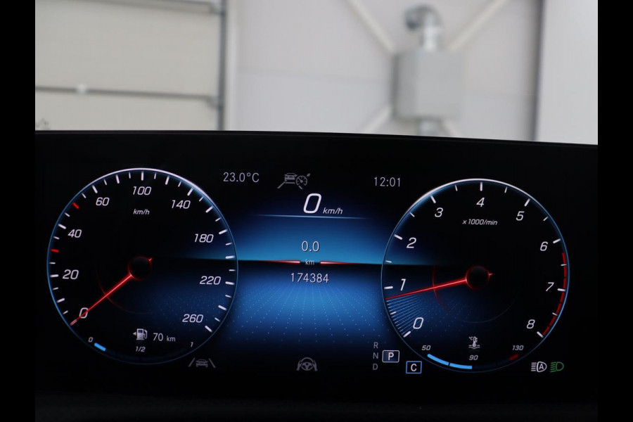 Mercedes-Benz CLA-Klasse Shooting Brake 200 Business Solution Luxury | Panoramadak | Adaptive cruise | Memory | Trekhaak | Stoelverwarming | Camera | Park assist | Sfeerverlichting | Carplay | Climate control