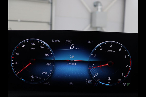 Mercedes-Benz CLA-Klasse Shooting Brake 200 Business Solution Luxury | Panoramadak | Adaptive cruise | Memory | Trekhaak | Stoelverwarming | Camera | Park assist | Sfeerverlichting | Carplay | Climate control