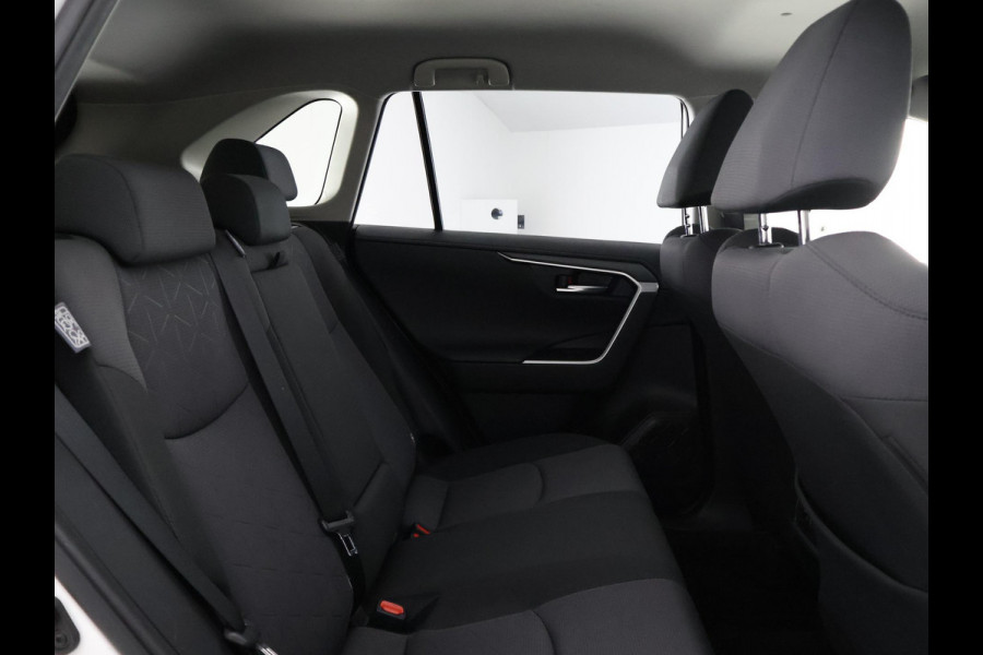 Toyota RAV4 2.5 HYBRID 4WD DYNAMIC BI-TONE GARANTIE 05-2031! SLECHTS 39.000 KM! 1650 KG TREKGEWICHT. STUUR & STOELVERWARMING . NAVIGATIE .PDC V & A .
