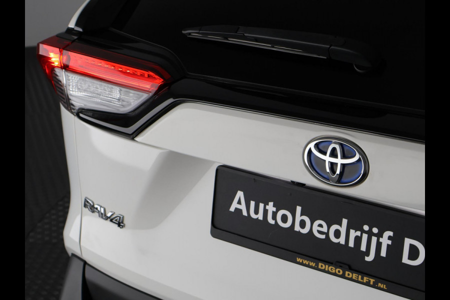 Toyota RAV4 2.5 HYBRID 4WD DYNAMIC BI-TONE GARANTIE 05-2031! SLECHTS 39.000 KM! 1650 KG TREKGEWICHT. STUUR & STOELVERWARMING . NAVIGATIE .PDC V & A .