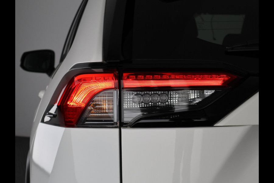 Toyota RAV4 2.5 HYBRID 4WD DYNAMIC BI-TONE GARANTIE 05-2031! SLECHTS 39.000 KM! 1650 KG TREKGEWICHT. STUUR & STOELVERWARMING . NAVIGATIE .PDC V & A .