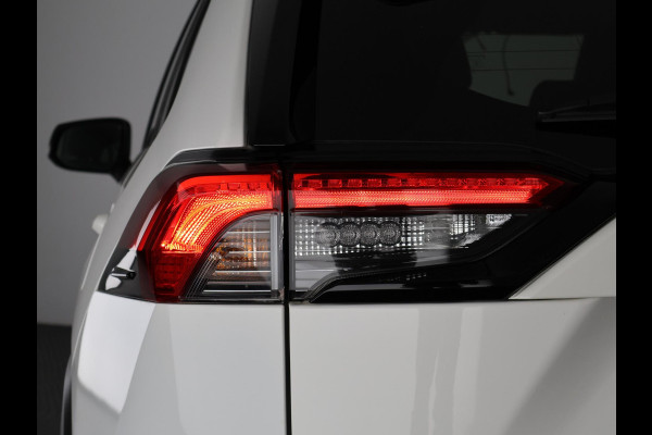 Toyota RAV4 2.5 HYBRID 4WD DYNAMIC BI-TONE GARANTIE 05-2031! SLECHTS 39.000 KM! 1650 KG TREKGEWICHT. STUUR & STOELVERWARMING . NAVIGATIE .PDC V & A .
