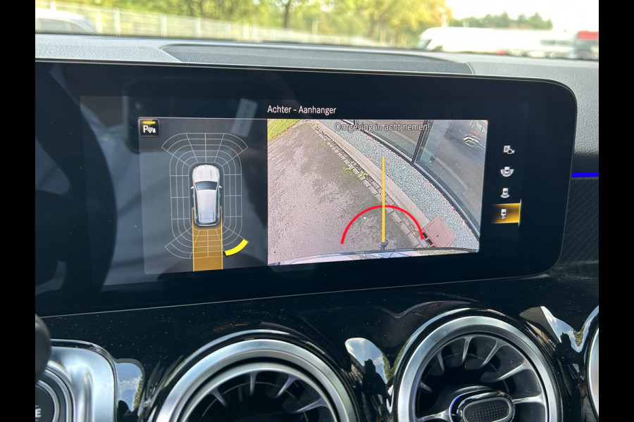 Mercedes-Benz Glb 180 AMG 7-pers. // Trekhaak // Panoramadak // Memory // Keyless // Carplay // MultiBeam LED // Nightpakket // Sfeerverlichting