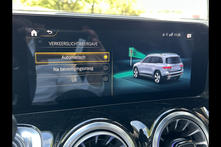 Mercedes-Benz Glb 180 AMG 7-pers. // Trekhaak // Panoramadak // Memory // Keyless // Carplay // MultiBeam LED // Nightpakket // Sfeerverlichting