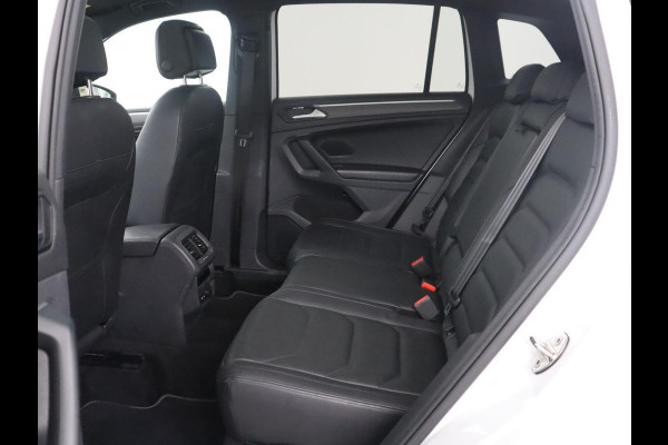 Volkswagen Tiguan 1.5 TSI R-Line Business+ | R-line | Panoramadak | Leder | Trekhaak | Adaptive cruise | Head-up | 360 camera | Park assist | Carplay | Sfeerverlichting | Climate control | Elektrische achterklep