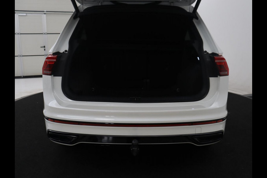 Volkswagen Tiguan 1.5 TSI R-Line Business+ | R-line | Panoramadak | Leder | Trekhaak | Adaptive cruise | Head-up | 360 camera | Park assist | Carplay | Sfeerverlichting | Climate control | Elektrische achterklep